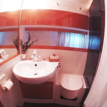 Úszó hotel Yacht 3*