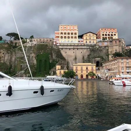 Úszó hotel Yacht Sorrento