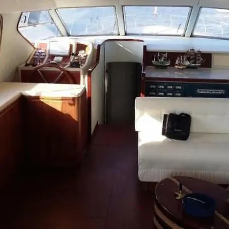 Yacht Úszó hotel